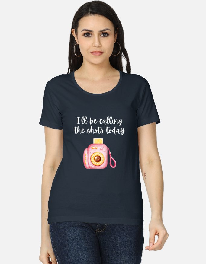 "I'll Be Calling the Shots Today" Graphic Camera Quote T-Shirt – Bottle Green Edition - Image 7